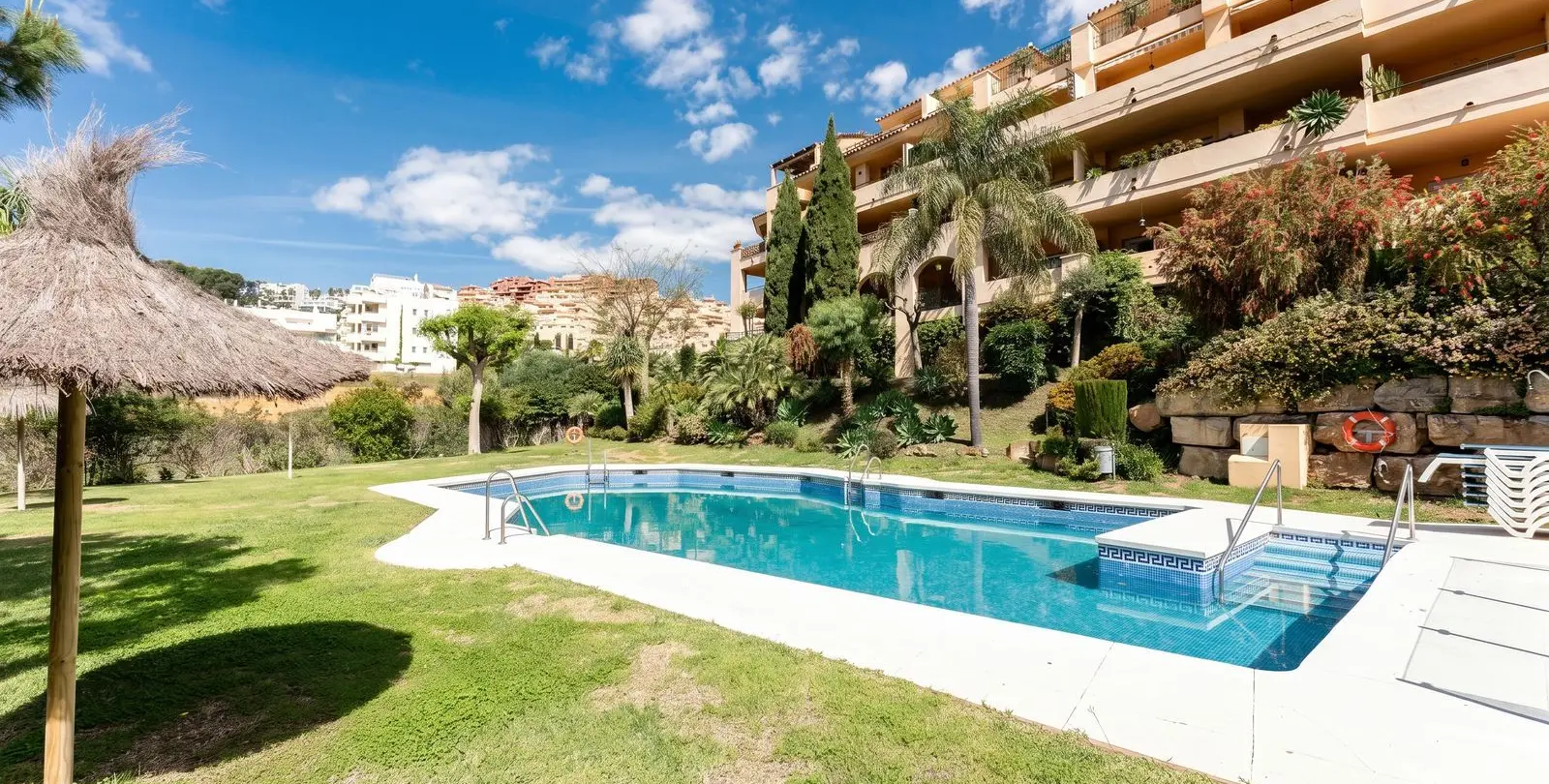 Sale of middle floor apartment in Calahonda 24