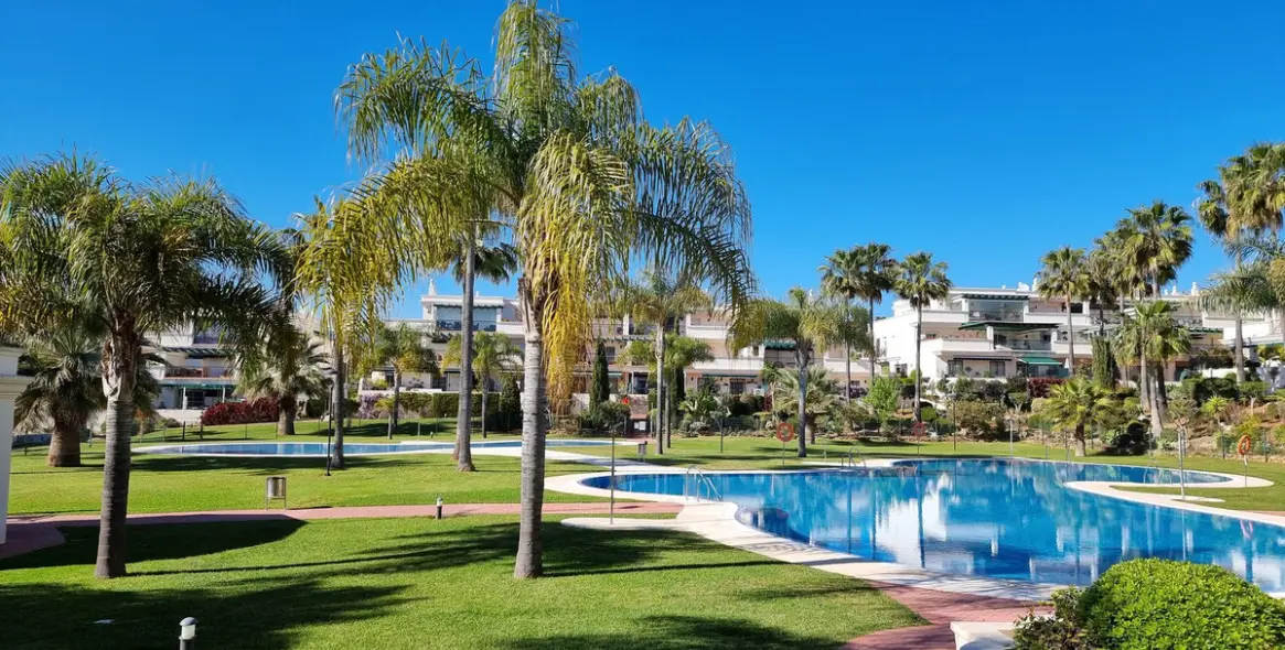 Venta de apartamento en planta media en Nueva Andalucía 1