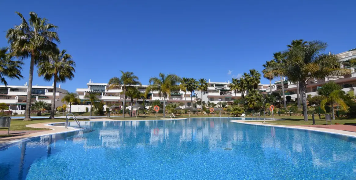Venta de apartamento en planta media en Nueva Andalucía 2