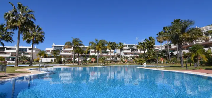 Venta de apartamento en planta media en Nueva Andalucía 1