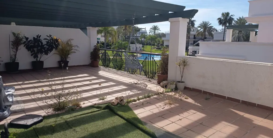 Venta de apartamento en planta media en Nueva Andalucía 3