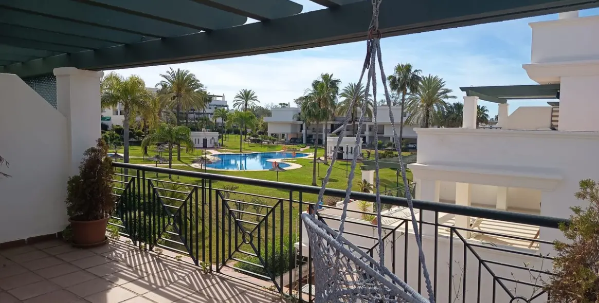 Venta de apartamento en planta media en Nueva Andalucía 4