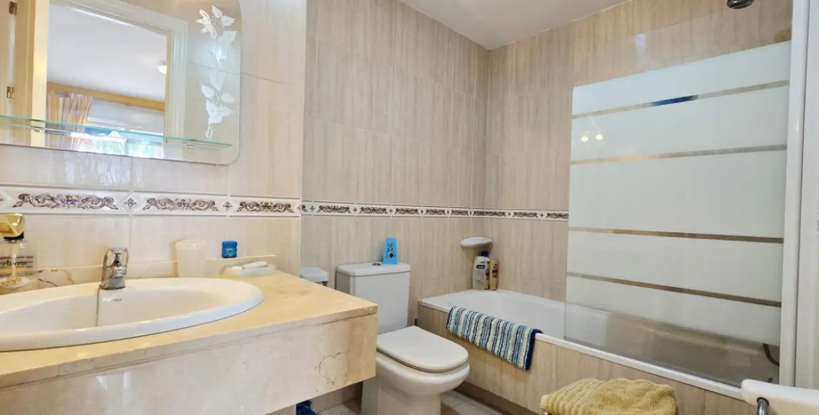 Venta de apartamento en planta media en Nueva Andalucía 11