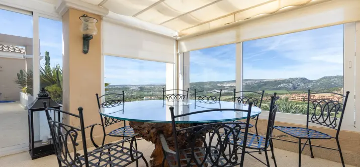 Sale of penthouse in Doña Julia 2