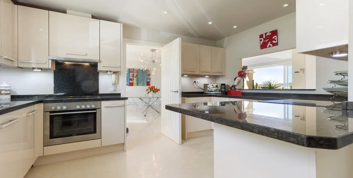 Sale of penthouse in Doña Julia 4