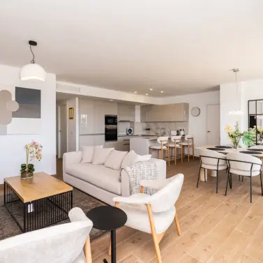Sale of middle floor apartment in Estepona