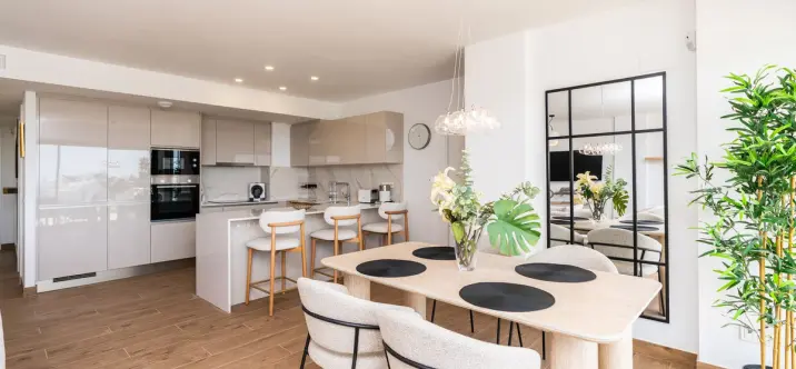 Sale of middle floor apartment in Estepona 2