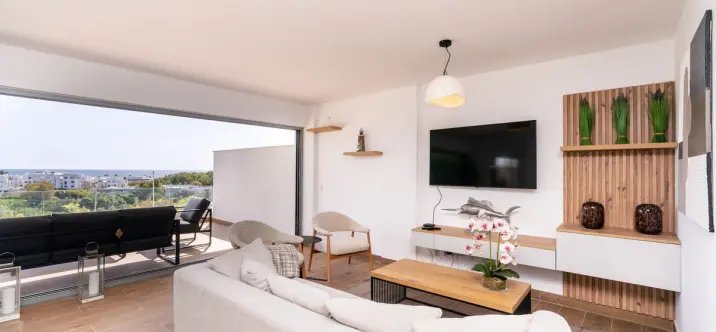 Sale of middle floor apartment in Estepona 3