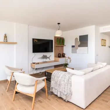 Sale of middle floor apartment in Estepona