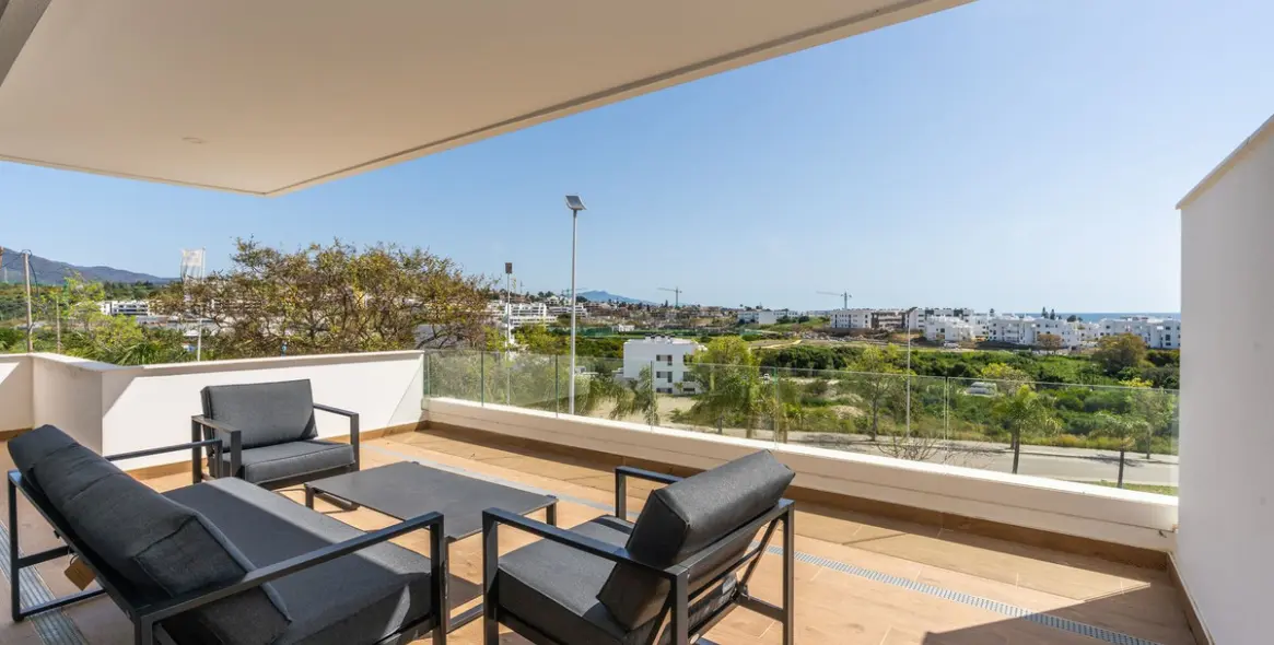 Sale of middle floor apartment in Estepona 18