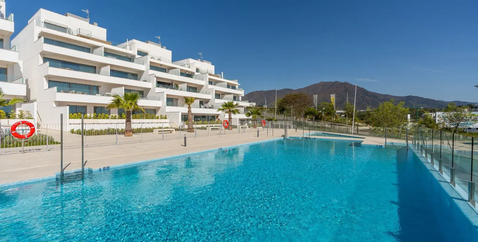 Sale of middle floor apartment in Estepona 1