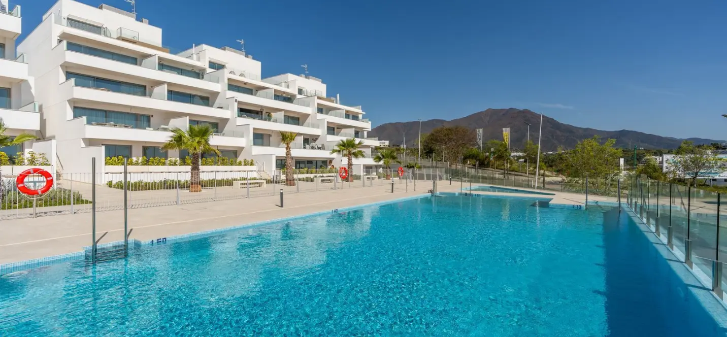 Venta de apartamento en planta media en Estepona 0