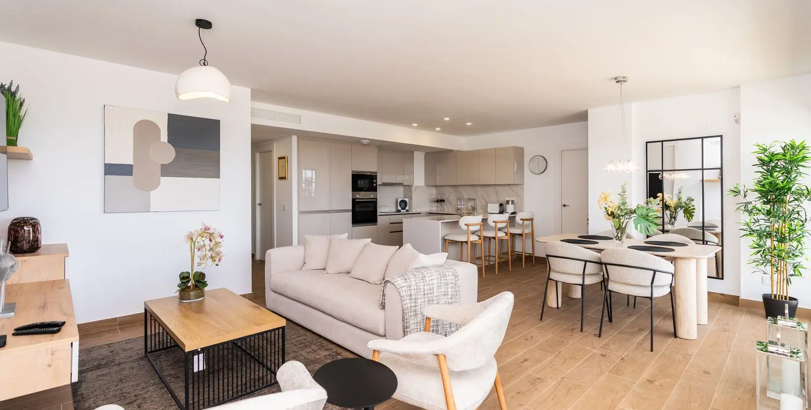 Sale of middle floor apartment in Estepona 2