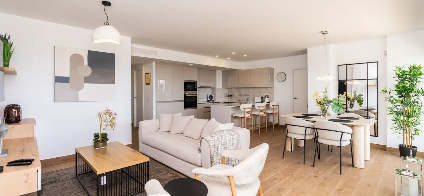 Venta de apartamento en planta media en Estepona 1