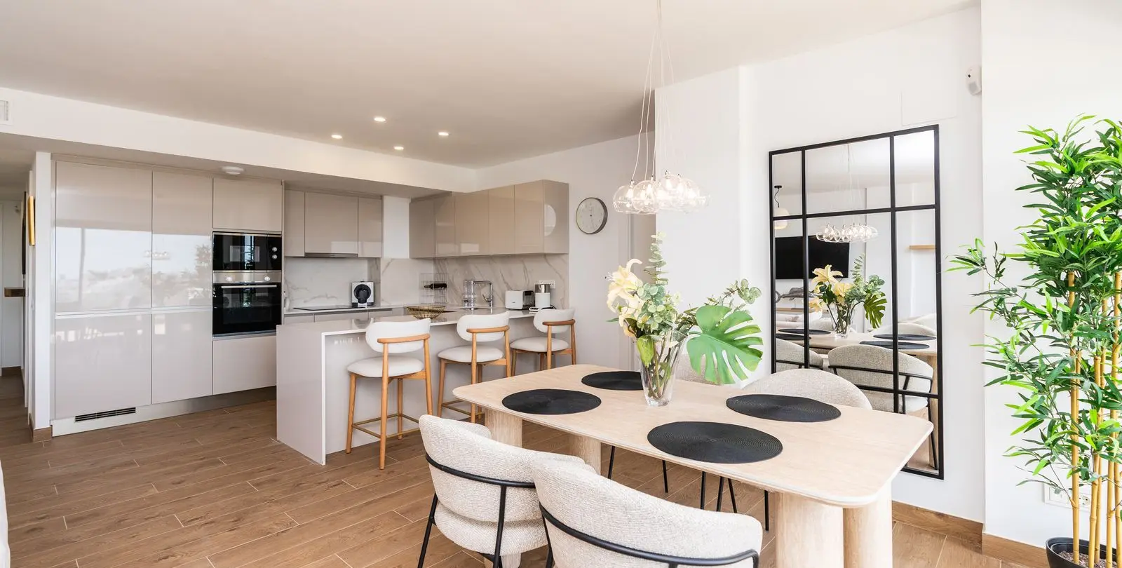 Sale of middle floor apartment in Estepona 3