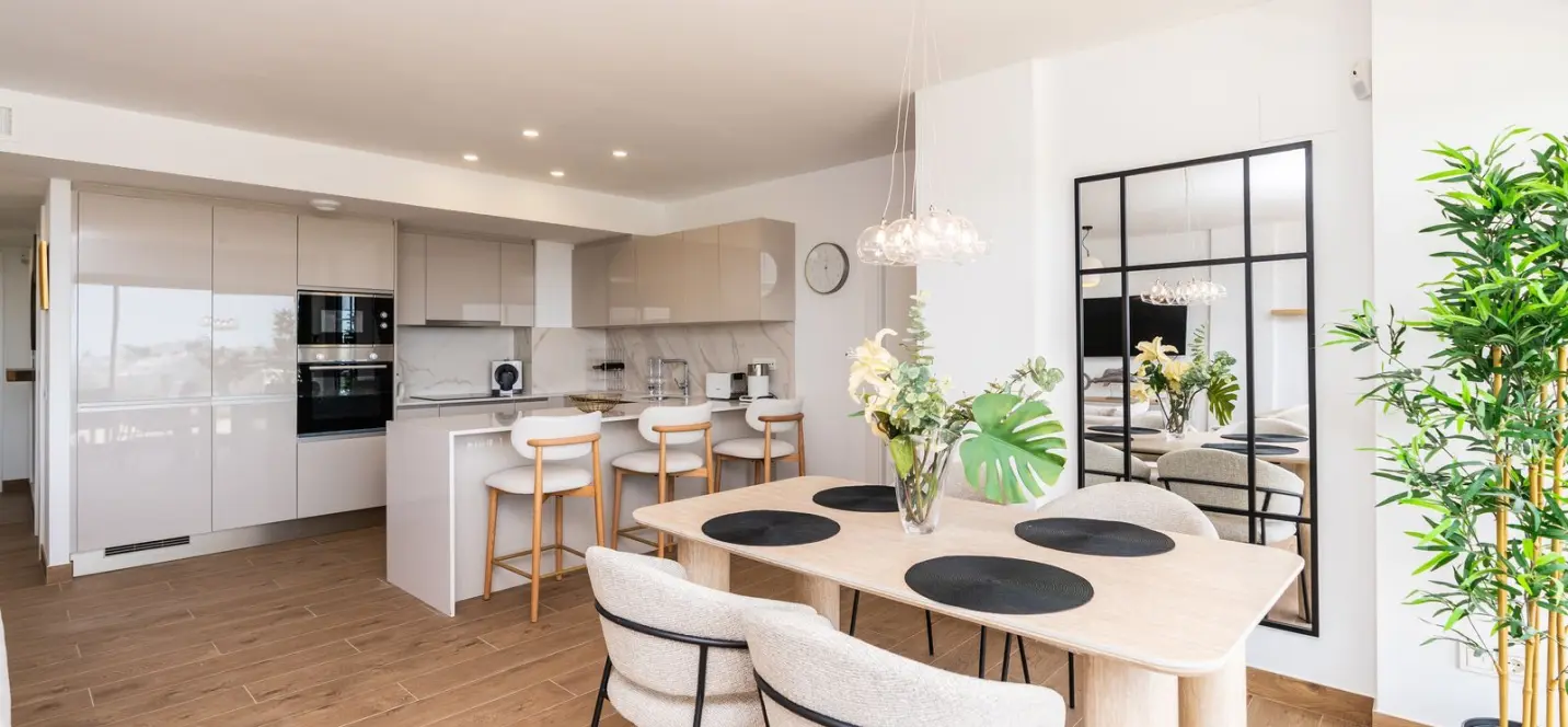 Venta de apartamento en planta media en Estepona 2
