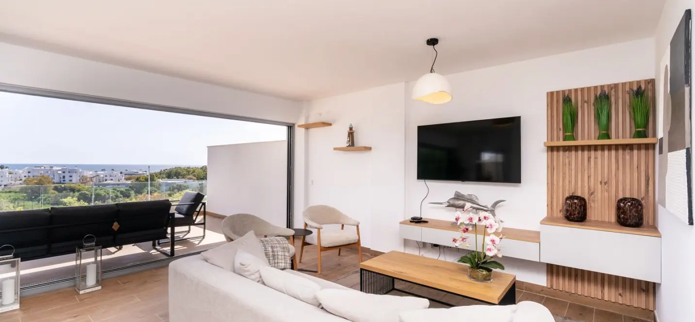 Venta de apartamento en planta media en Estepona 3
