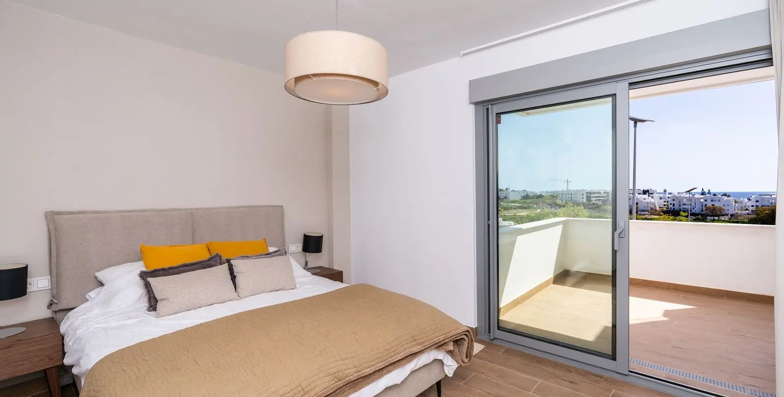 Sale of middle floor apartment in Estepona 11