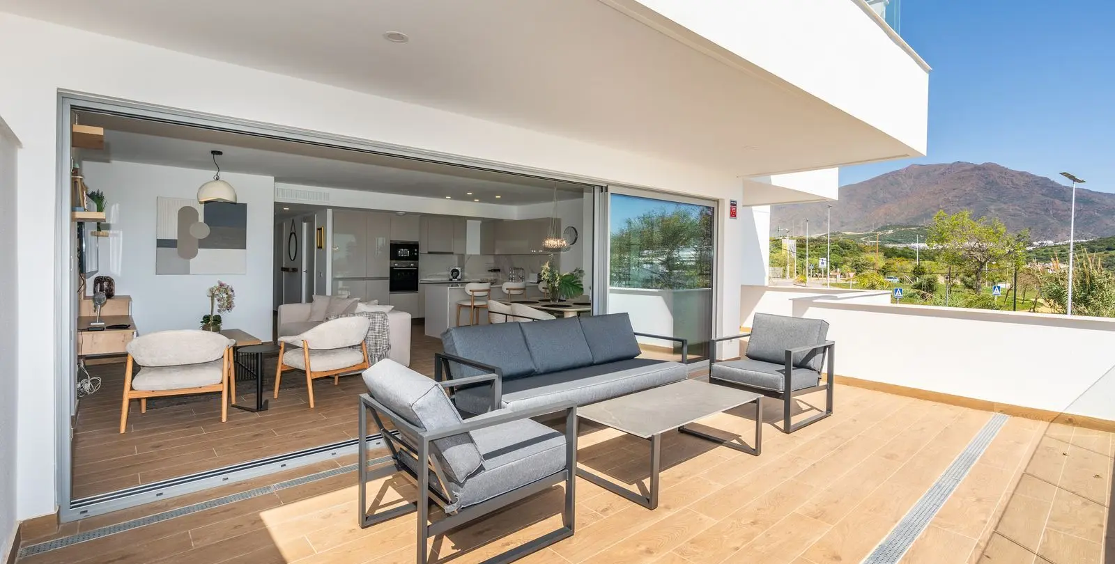 Sale of middle floor apartment in Estepona 17