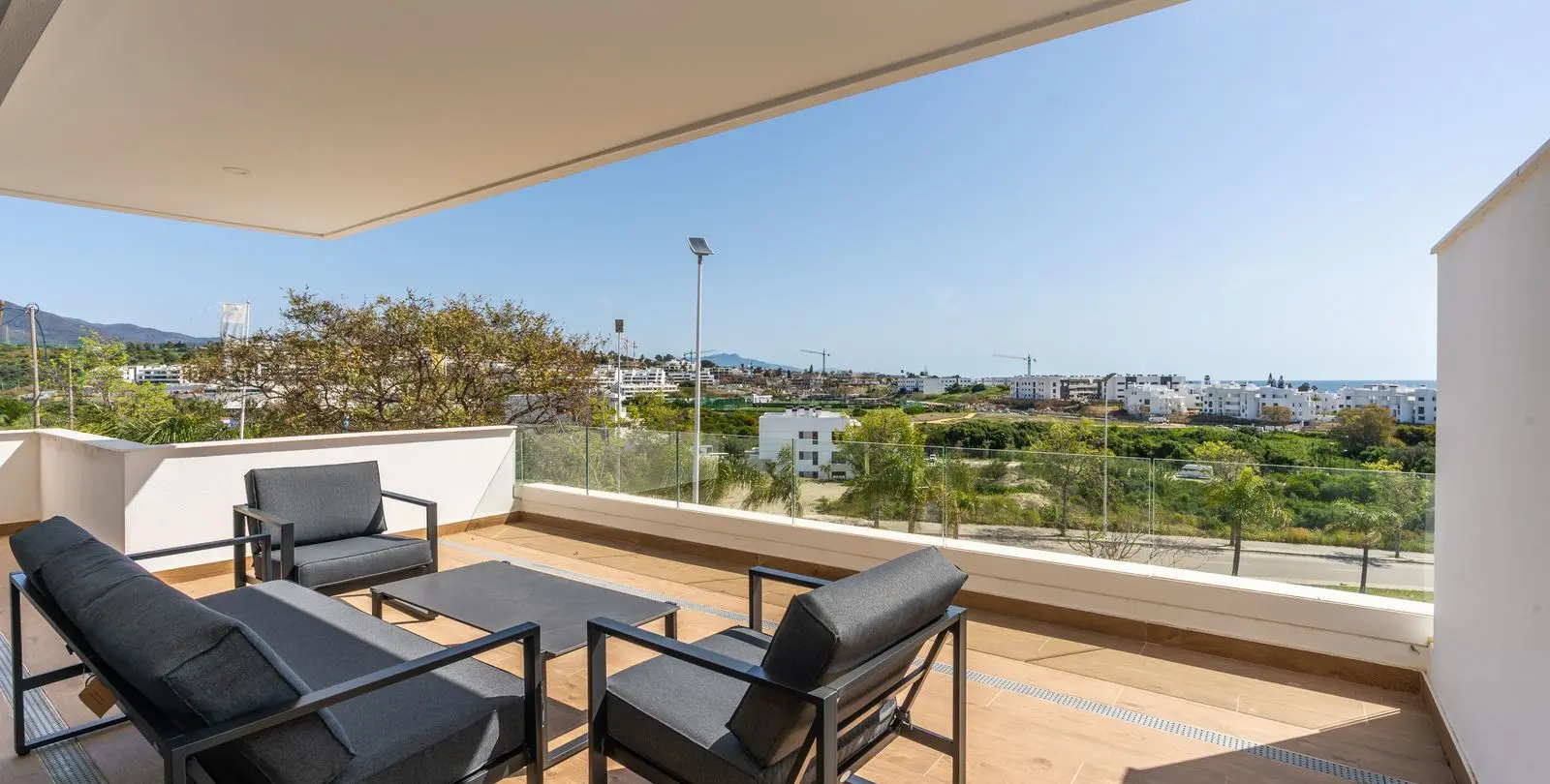 Sale of middle floor apartment in Estepona 18