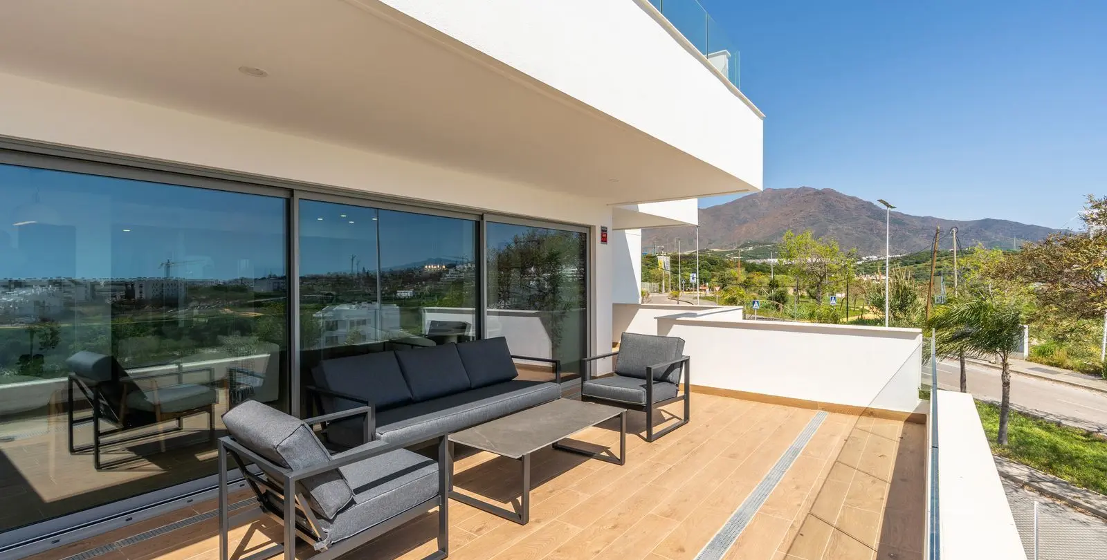 Sale of middle floor apartment in Estepona 19