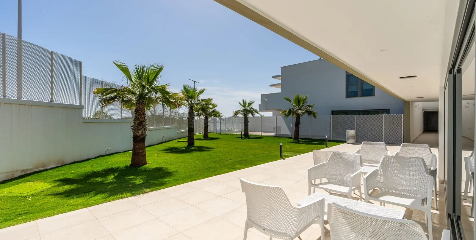 Sale of middle floor apartment in Estepona 24