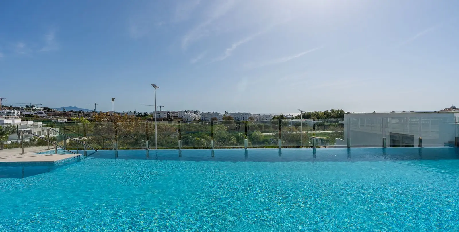 Sale of middle floor apartment in Estepona 30