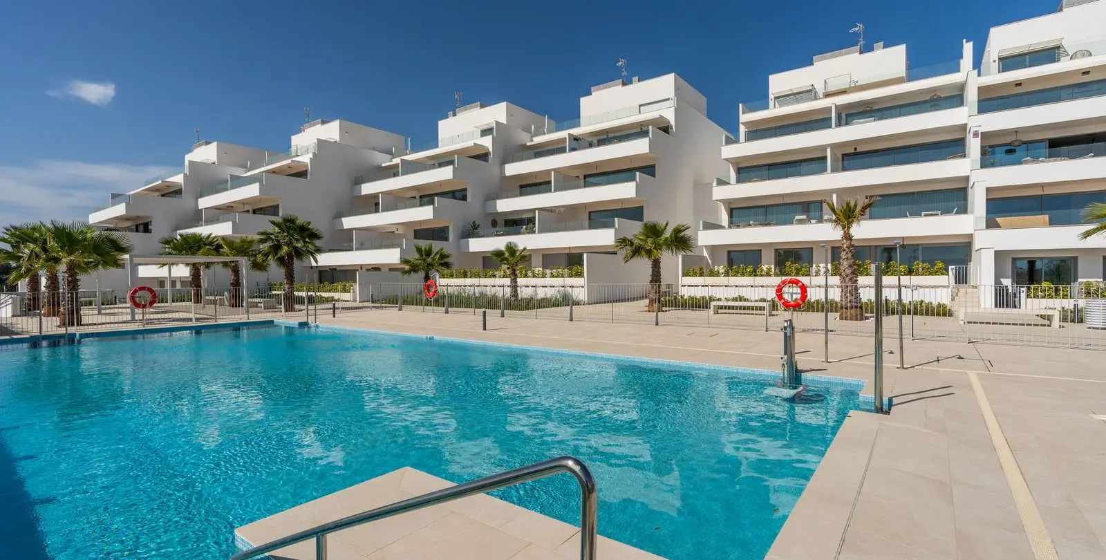 Sale of middle floor apartment in Estepona 32