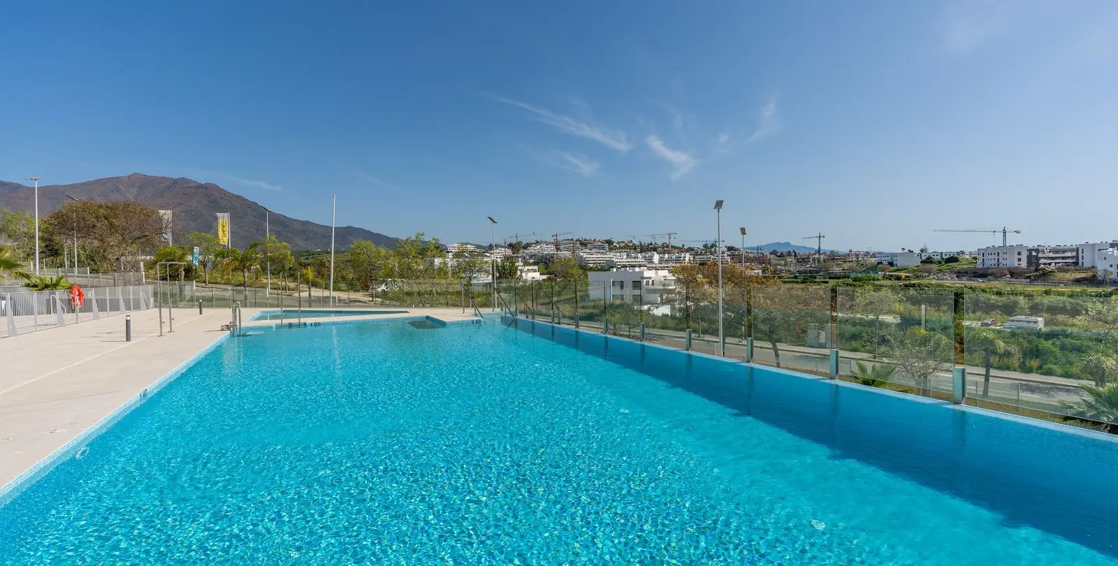 Sale of middle floor apartment in Estepona 34