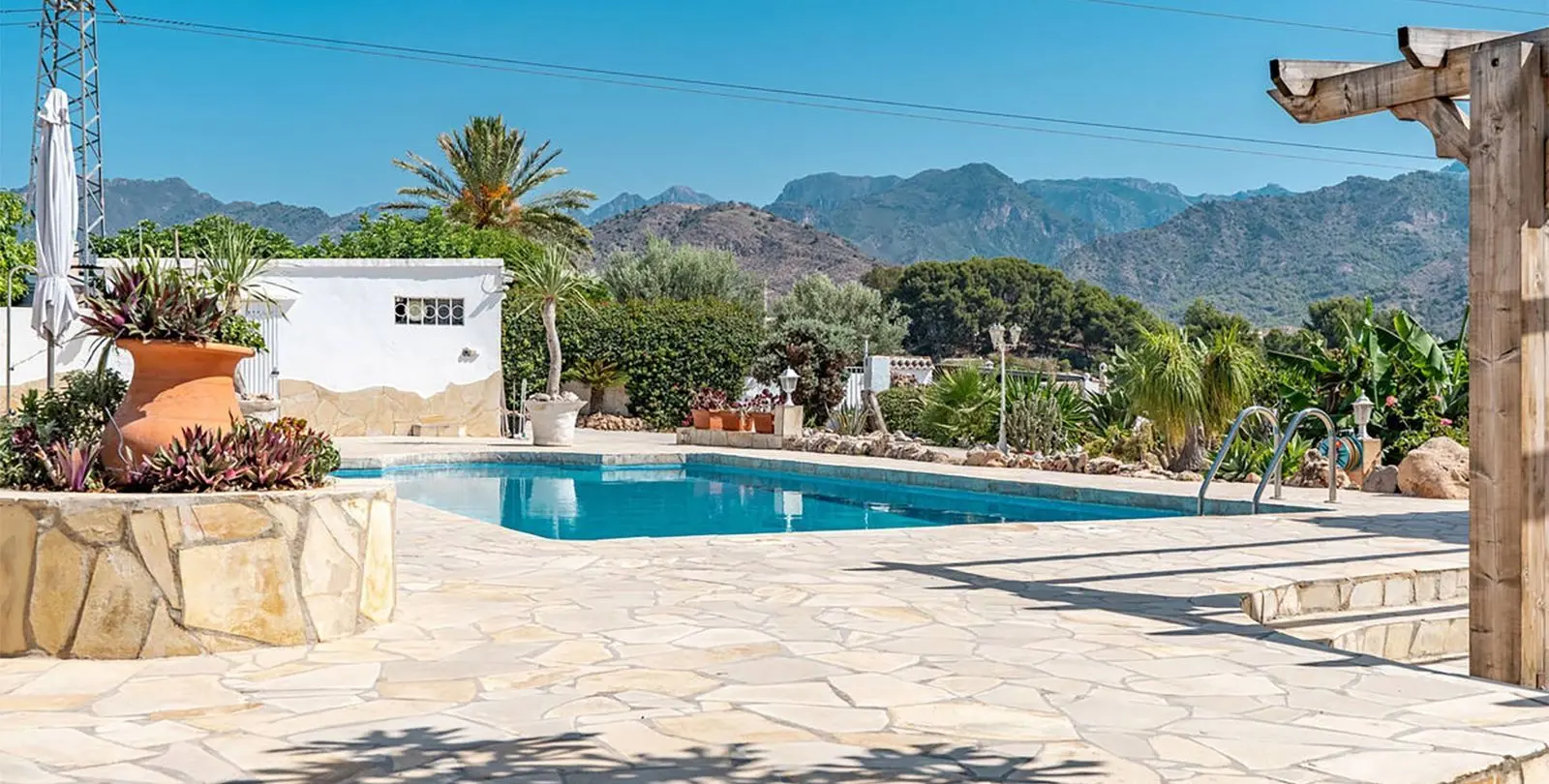 Продажа  отдельно стоящей виллы в Nerja 26