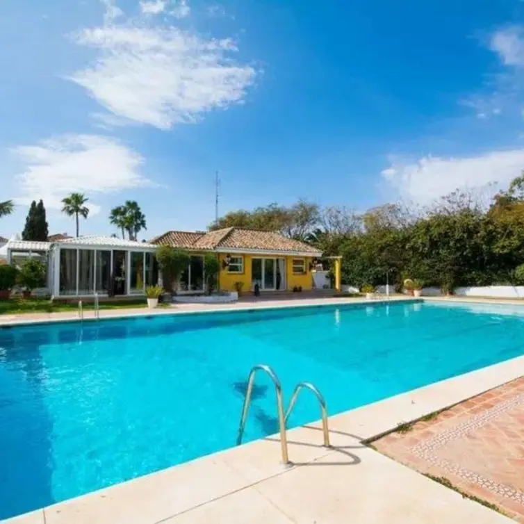 Sale of townhouse in Guadalmina Baja