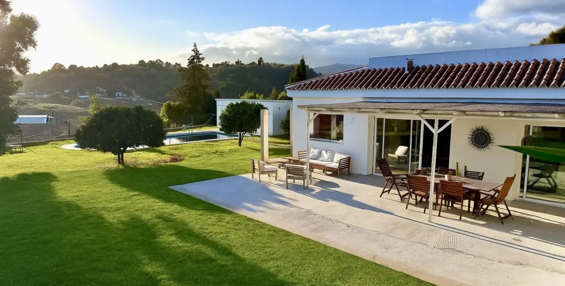 Sale of detached villa in Estepona 1