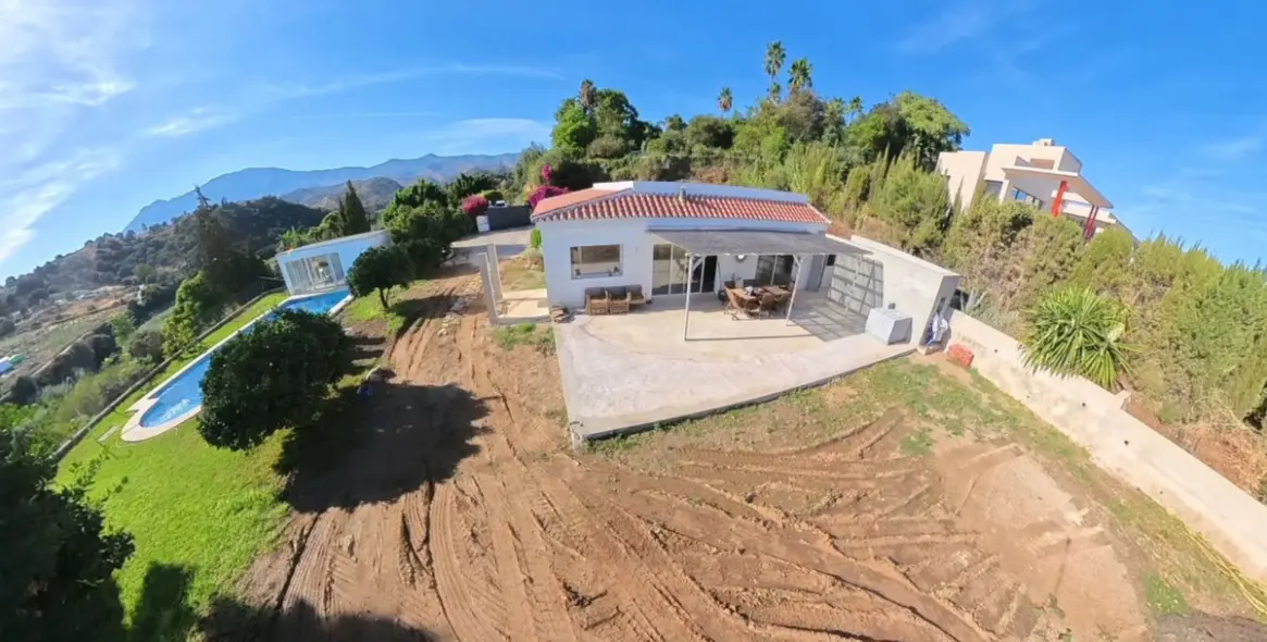 Sale of detached villa in Estepona 2