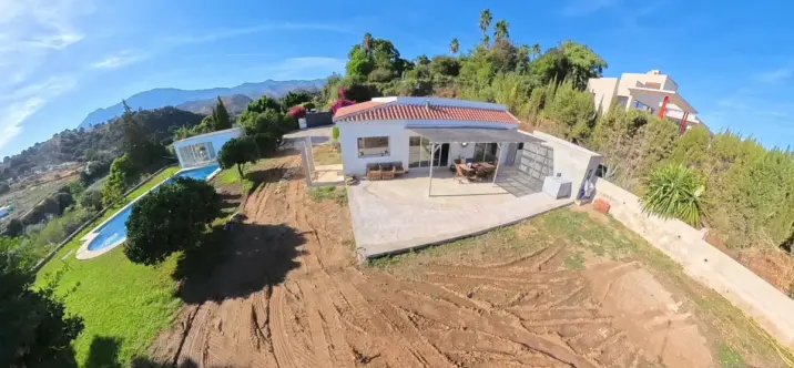 Sale of detached villa in Estepona 1