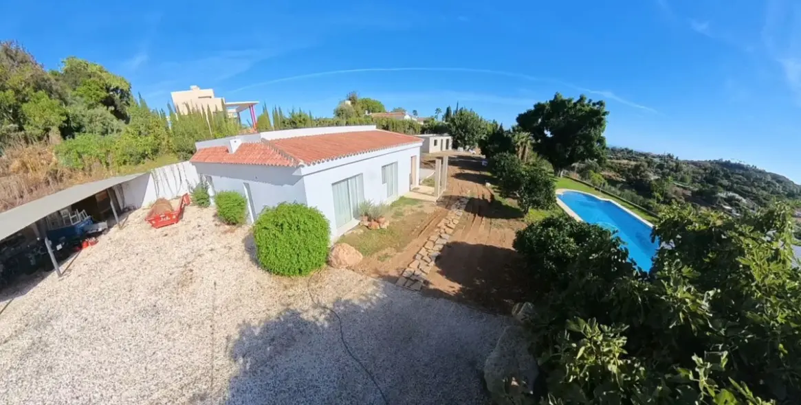 Sale of detached villa in Estepona 3