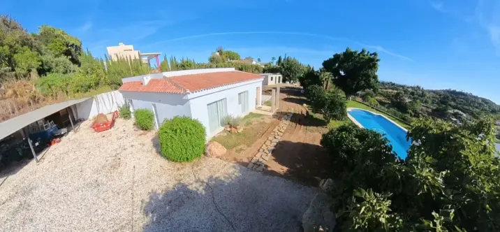 Sale of detached villa in Estepona 2