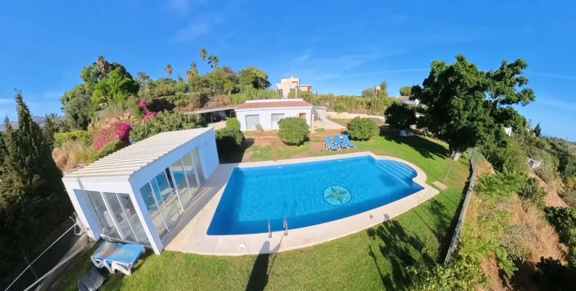 Sale of detached villa in Estepona 4