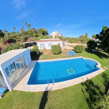 Sale of detached villa in Estepona