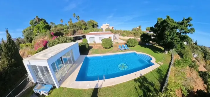 Sale of detached villa in Estepona 3