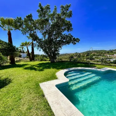 Sale of detached villa in Estepona