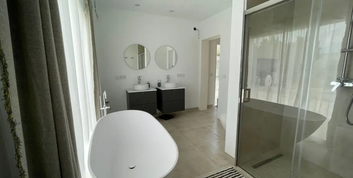 Sale of detached villa in Estepona 10