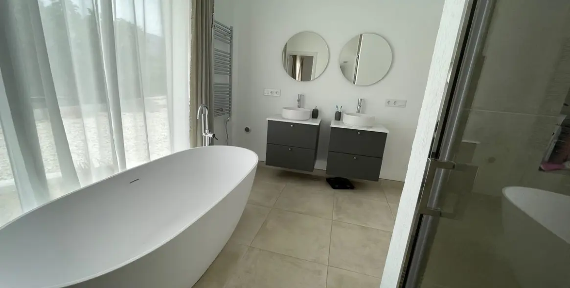 Sale of detached villa in Estepona 14