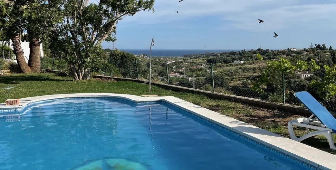 Sale of detached villa in Estepona 25