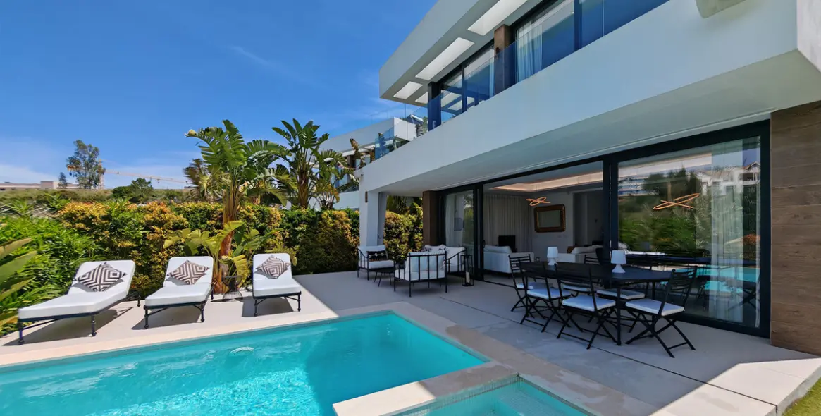 Продажа  отдельно стоящей виллы в Estepona 1