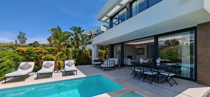 Продажа  отдельно стоящей виллы в Estepona 0