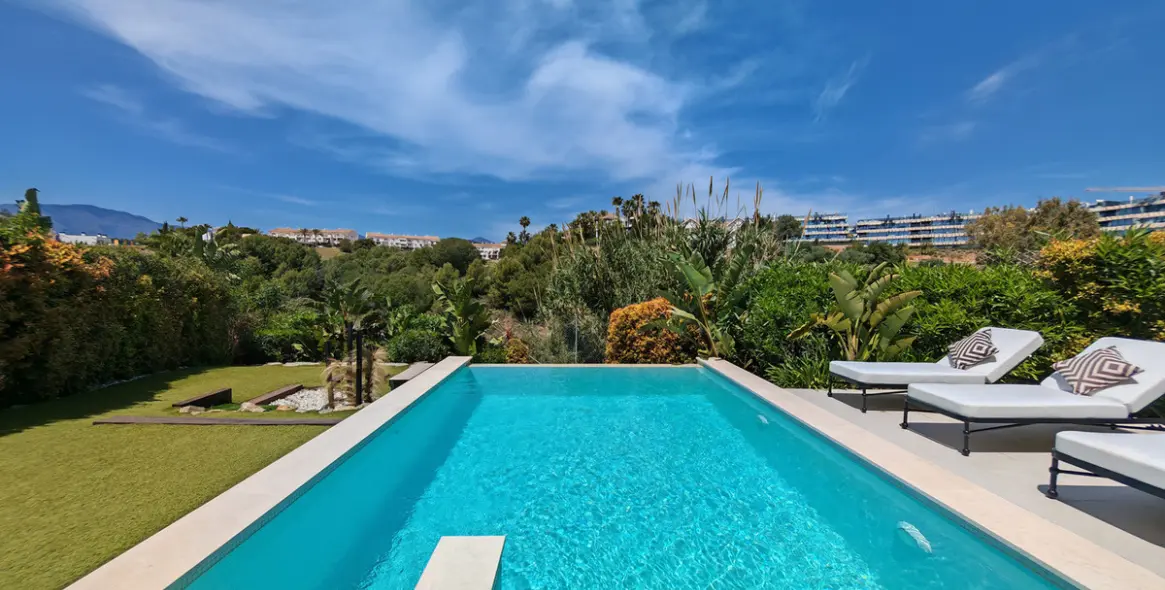 Продажа  отдельно стоящей виллы в Estepona 2