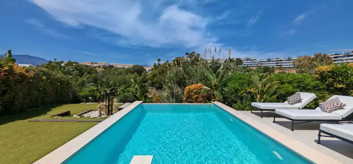 Продажа  отдельно стоящей виллы в Estepona 1