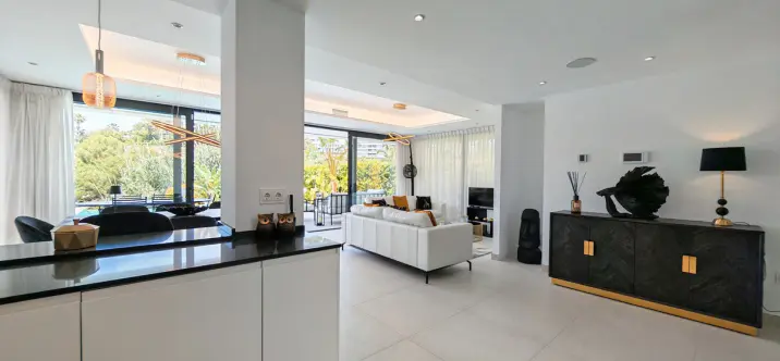 Продажа  отдельно стоящей виллы в Estepona 2