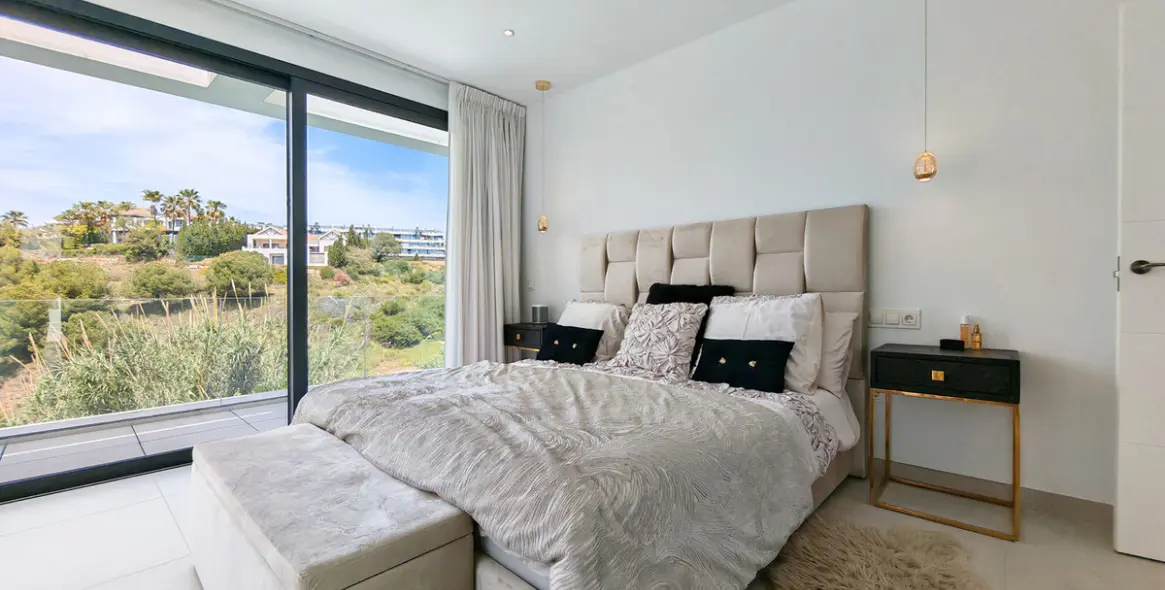 Продажа  отдельно стоящей виллы в Estepona 18