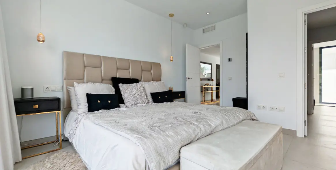 Продажа  отдельно стоящей виллы в Estepona 19